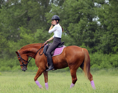 A woman appears upset while on the back fo her horse. An equine sports therapist in Richmond, VA can help you overcome riding anxiety. Learn more about the benefits of equestrian therapy in Powhatan, VA by contacting an equine sports therapist in Powhatan, VA today. 