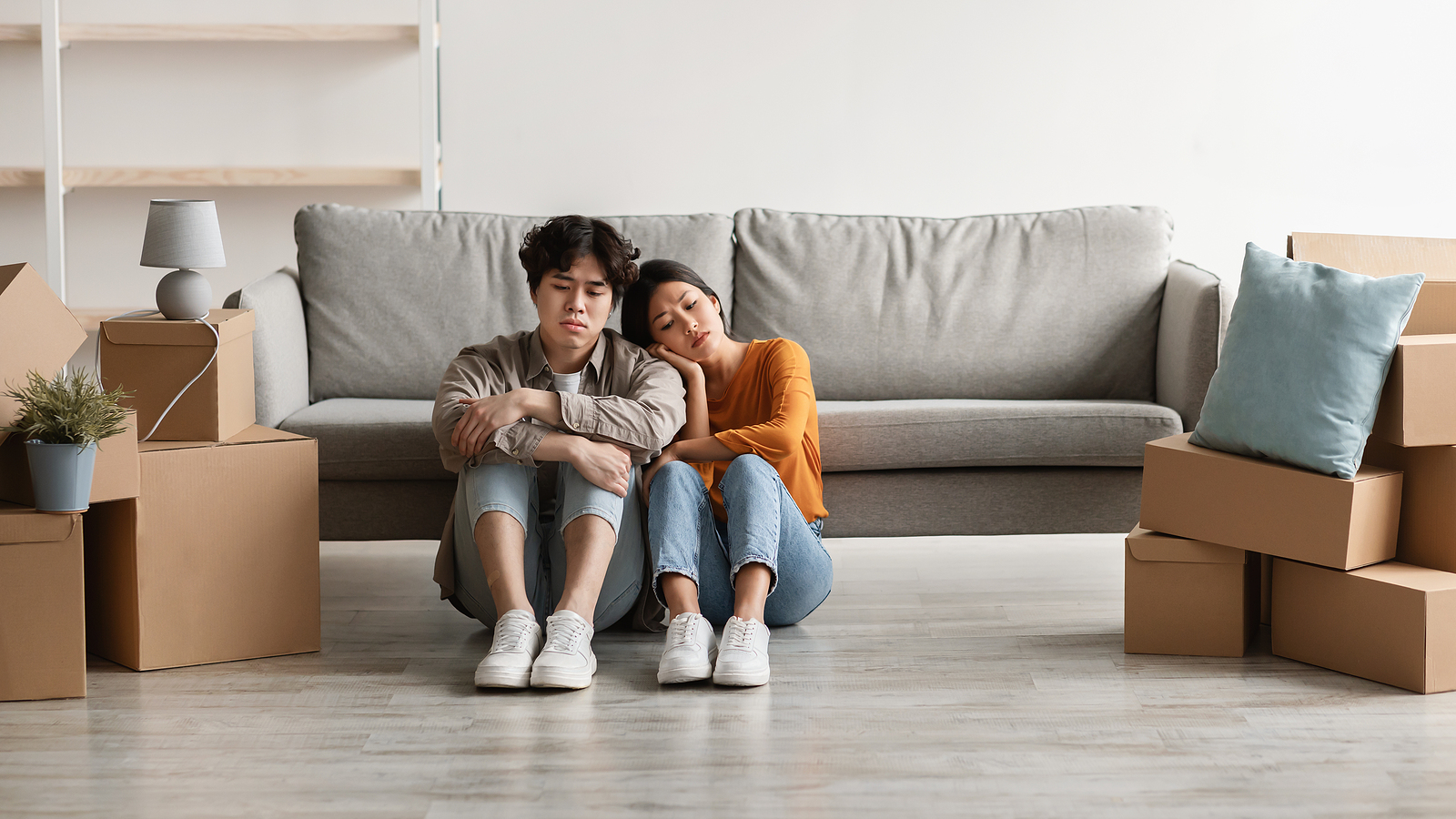 Image of a couple moving. This image could depict a couple who is needing help with therapy for moving stress in Virginia. Get started with a Richmond therapist today. 23235 | 24590 | 22963